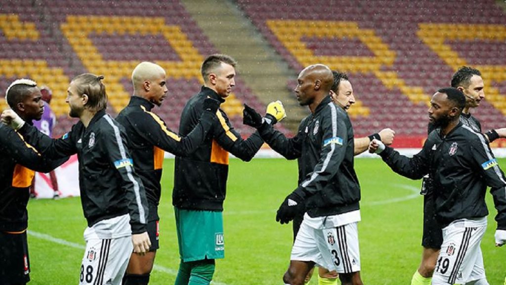 galatasaray-besiktas-saluto-giocatori-al-derby-di-istanbul