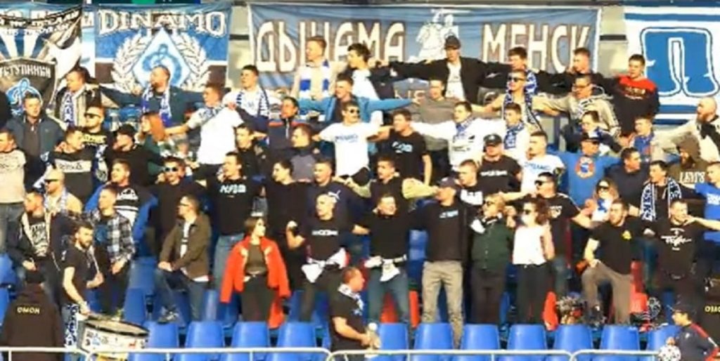 tifosi-della-dinamo-minsk-abbracciati-nel-derby-contro-lfc