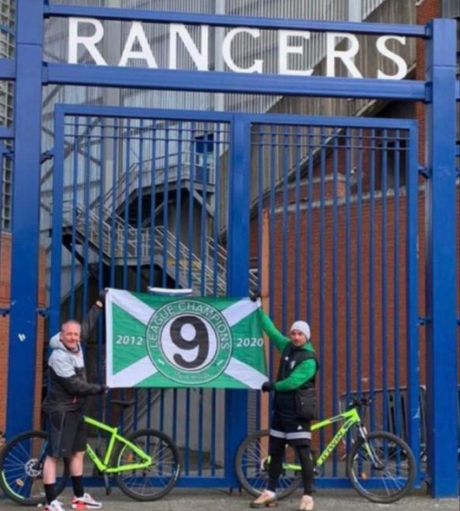 La festa dei tifosi Celtic davanti ad Ibrox, tempio dei Rangers - Ph Getty Images