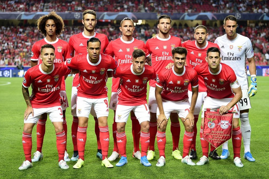 Pullman del Benfica colpito dalle pietre