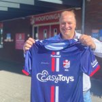 eric-idema-met-het-fc-emmen-shirt-waar-zijn-bedrijf-op-pronkt-rechten-rtv-drenthe-rene-posthuma