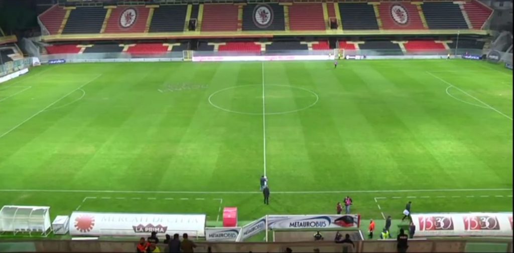 foggia-bari-derby-scritte-sul-campo