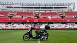 jugadores-Granada-CF-regalan-empleado_1530458125_129658116_667x375