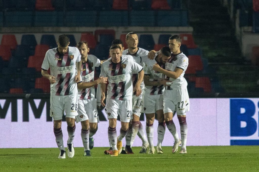 Tutino abbracciato dai compagni dopo il goal dell'ex