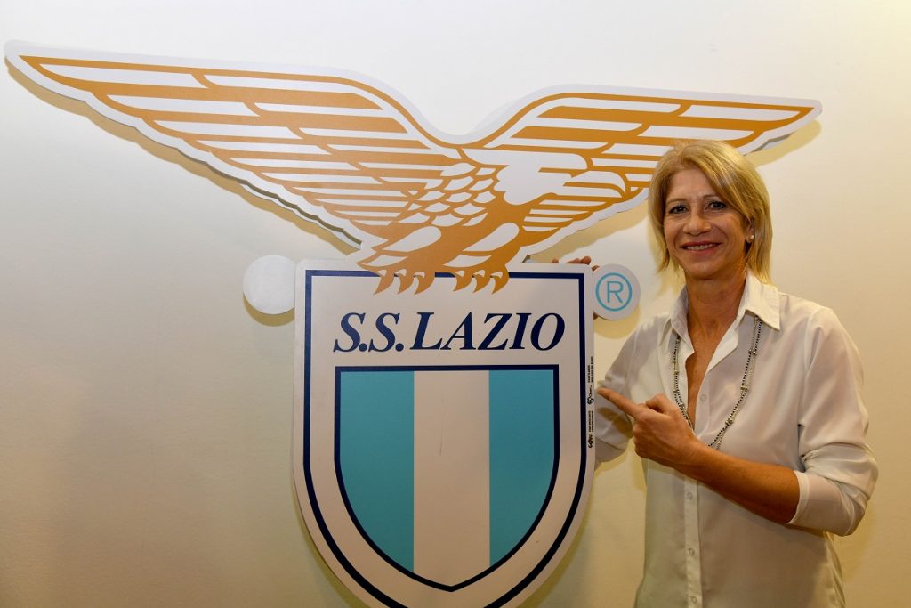 Carolina Morace esulta per il derby vinto dalla Lazio Women