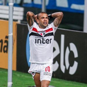 daniel-alves-lamenta-lance-de-gremio-x-sao-paulo-jogo-da-copa-do-brasil-2020-1608775892988_v2_450x450