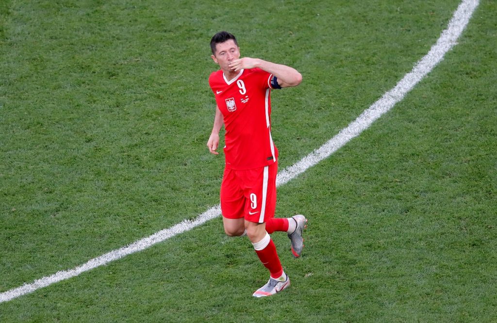 Robert Lewandowski gioca coi bambini in vacanza