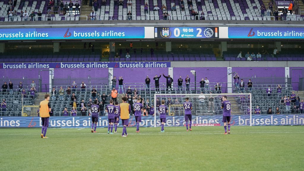 Bruxelles, i giocatori dell'Anderlecht ringraziano il Lotto Park