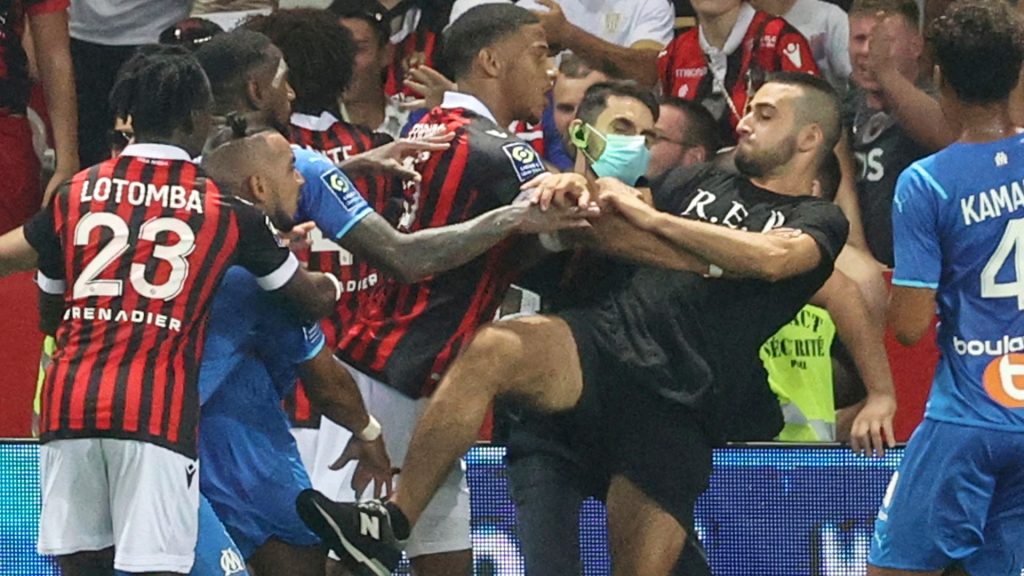 Lotta-di-calcio-in-Francia-i-tifosi-dellOGC-Nice-invadono