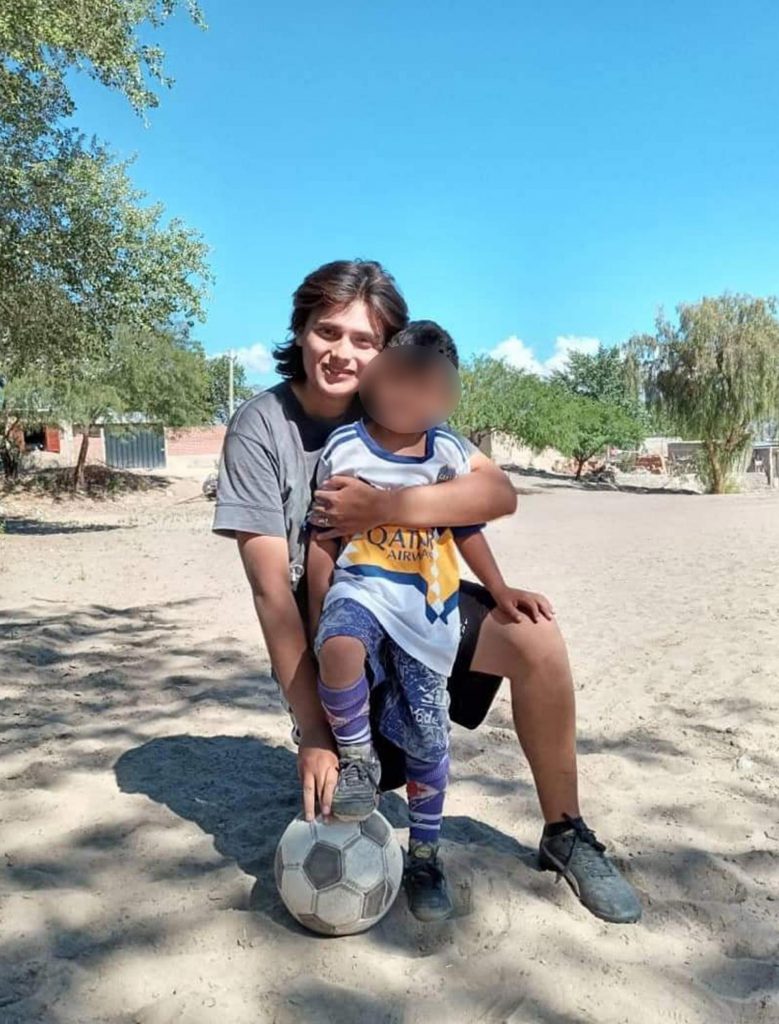 el-curioso-funeral-a-un-joven-llevaron-el-ataud-a-la-cancha-y-le-patearon-penales