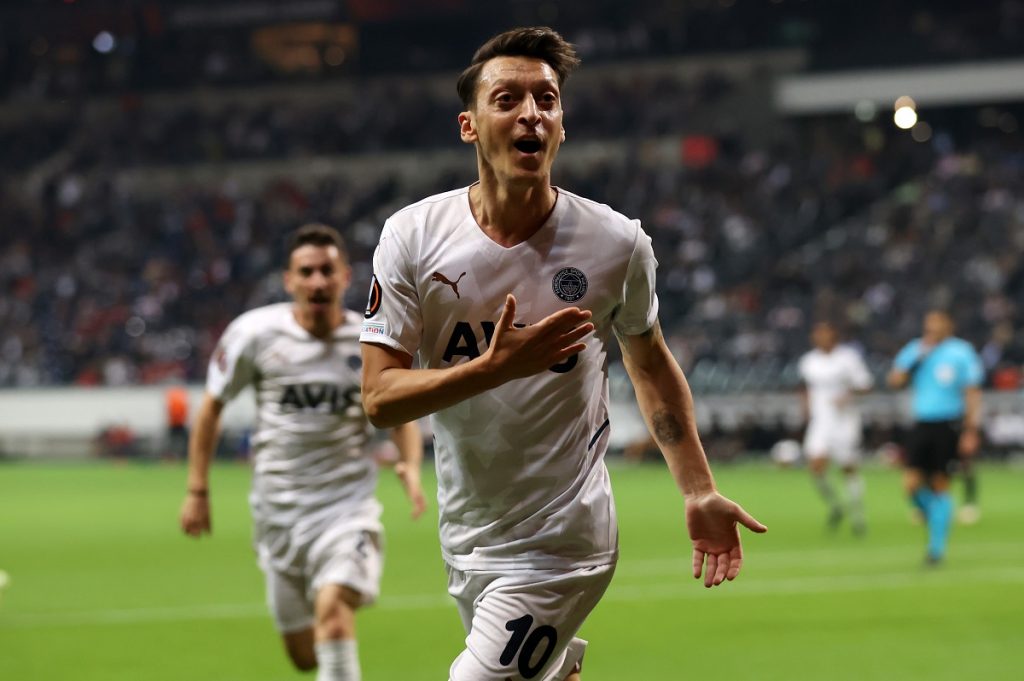 Ozil a segno nel derby di Istanbul
