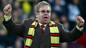 Elton John con la sciarpa del Watford - Photo by BBC