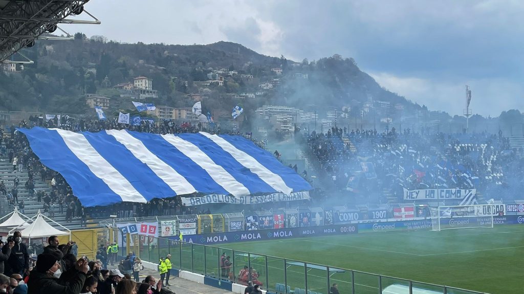 I tifosi del Como esultano nel derby col Monza