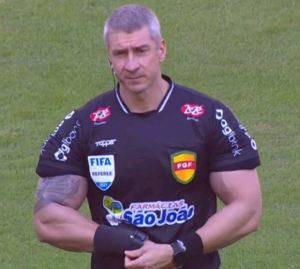 E' BRASILIANO L'ARBITRO WRESTLER