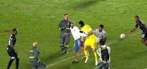 UN CALCIO AL PORTIERE DEL CORINTHIANS