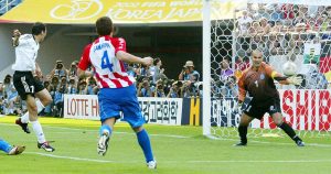 FUSSBALL: WM 2002 in JAPAN und KOREA /ACHTELFINALE GER - PAR 1:0