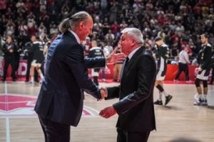 LANCIO DI OGGETTI IN CAMPO A BELGRADO