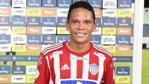 Un_ejemplo_Carlos_Bacca_anuncio_que_seguira_sus_estudios_mientras