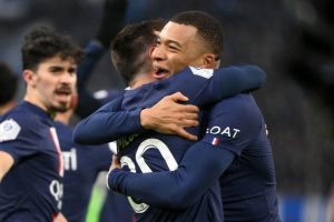 Le Classique si abbracciano Mbappé e Messi