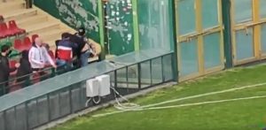 tifoso-bari-ternana-curva-ovest