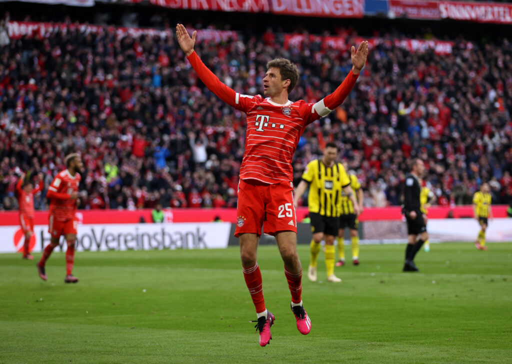 Thomas Muller aiuta Thomas Tuchel nel Der Klassiker
