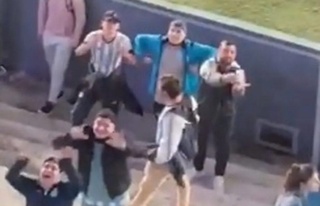 Tifoso Racing compie gesti razzisti