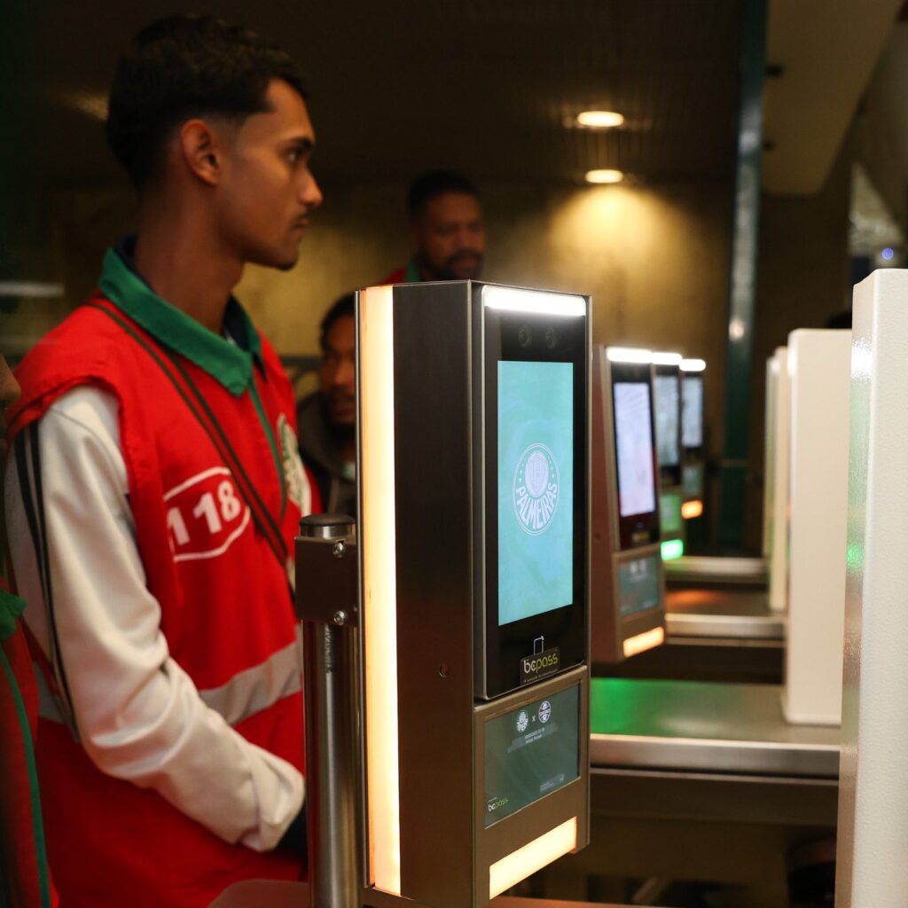 Riconoscimento facciale all'ingresso dello stadio del Palmeiras