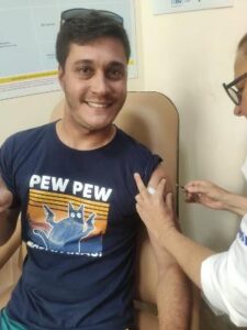 rafael-cooper-torcedor-do-botafogo-mordido-por-morcego-recebe-medicacao-1686664738213_v2_300x400