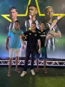 rafael-cooper-a-dir-e-torcedor-do-botafogo-e-foi-mordido-por-morcego-no-nilton-santos-1686664665882_v2_450x600