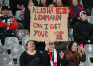 Tifoso chiede la maglietta ad Alisha Lehmann