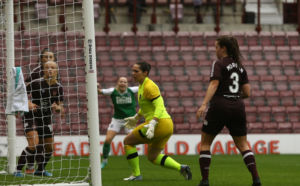 Il gol vittoria di Abbie Ferguson (Hibernian) - (Photo by Official X Hibernian Women)