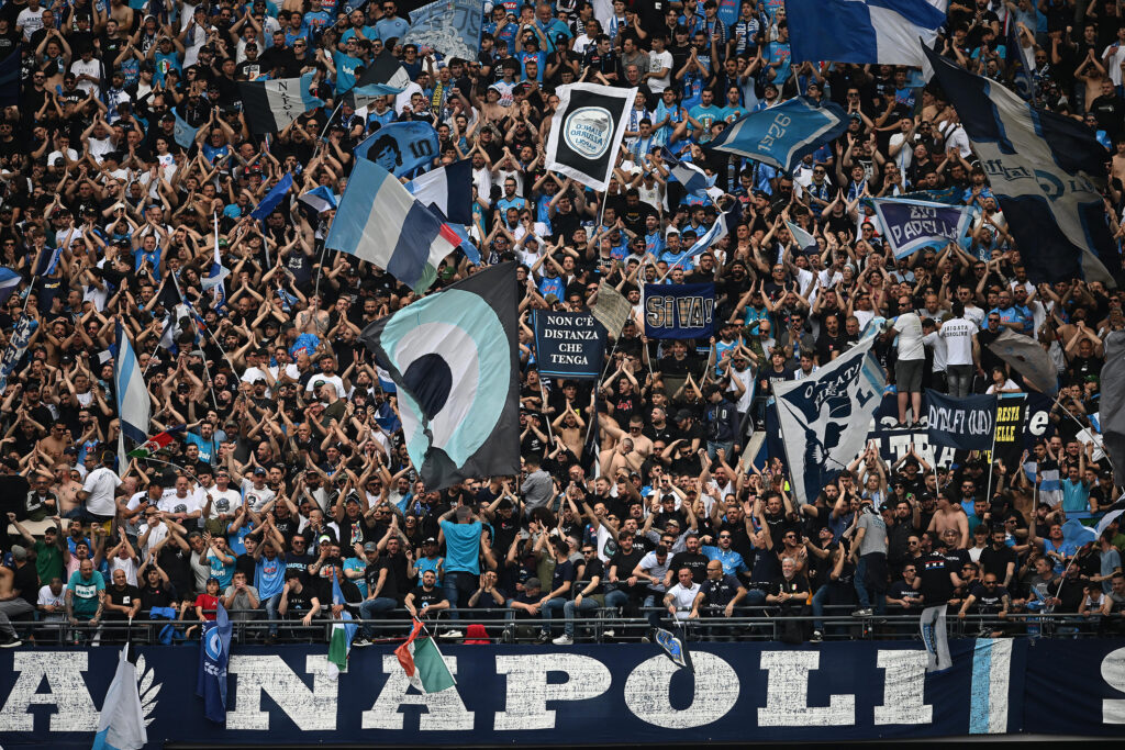Tifosi durante il derby tra Napoli e Salernitana
