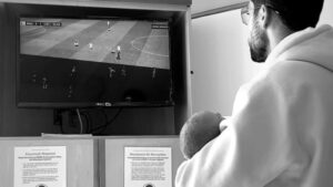 Matt Polster e suo figlio durante l'Old Firm