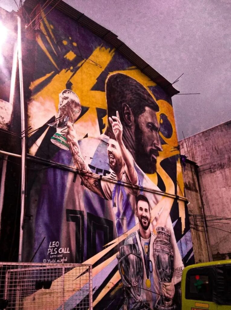 Il murale che si trova dietro la statua