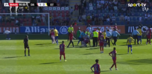 aficionados-del-chaves-saltaron-al-campo-para-agredir-al-portero-del-estoril-el-21-de-abril-de-2024--captura-sporttv