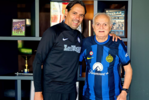 La grande leggenda nerazzurra Sandro Mazzola con il tecnico dell'Inter Simone Inzaghi - Photo by @inter.it