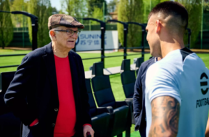 La grande leggenda nerazzurra Sandro Mazzola a colloquio con l'attaccante e capitano dell'Inter, Lautaro Martinez - Photo by @inter.it