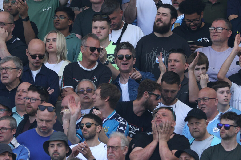 Noel Gallagher non salta coi tifosi del Manchester City