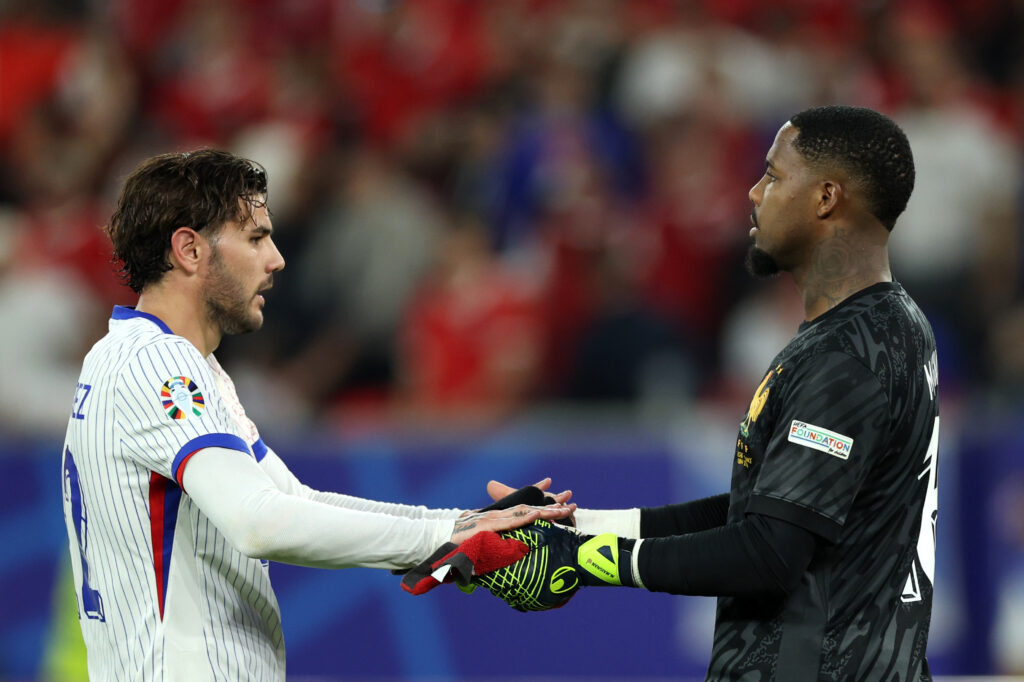 Theo Hernandez e Dumfries