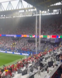 Forte pioggia a Dortmund in occasione di Turchia-Georgia - Tratto da Account X tariq panja