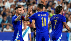 Messi festeggia un suo gol con i compagni di squadra in Guatemala-Argentina 1-4 - Foto tratta da Account Instagram Selección Argentina