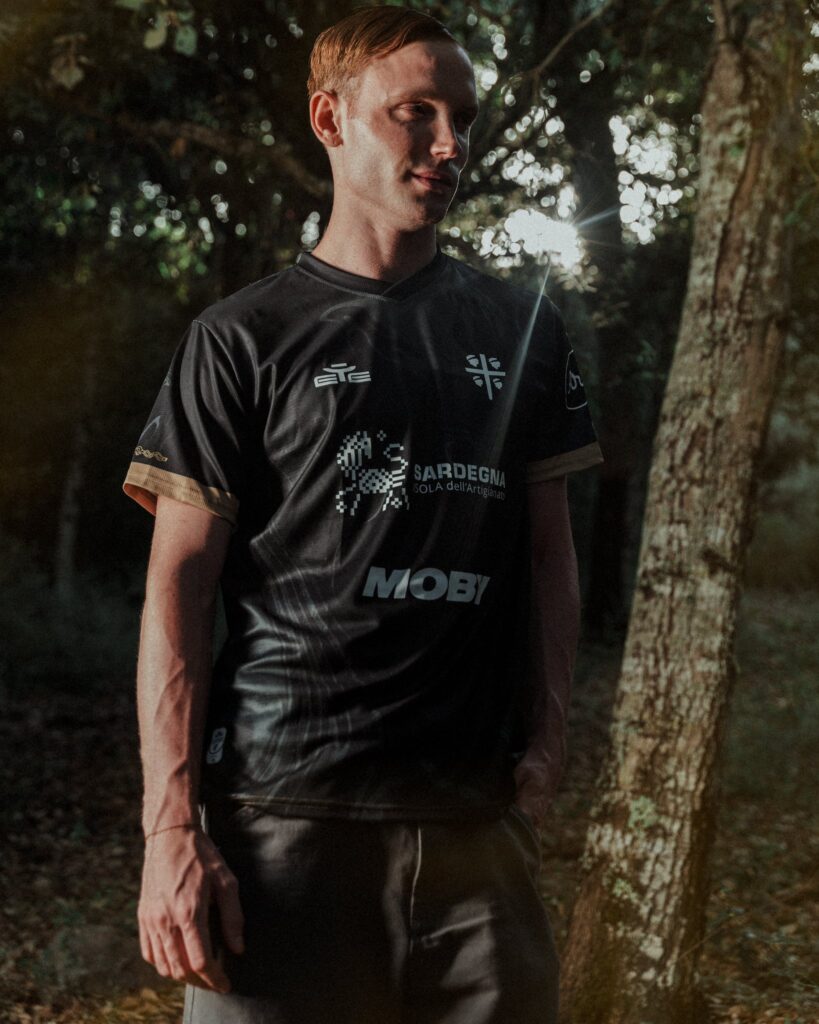 Cagliari, svelata la terza maglia: un tributo all'ossidiana