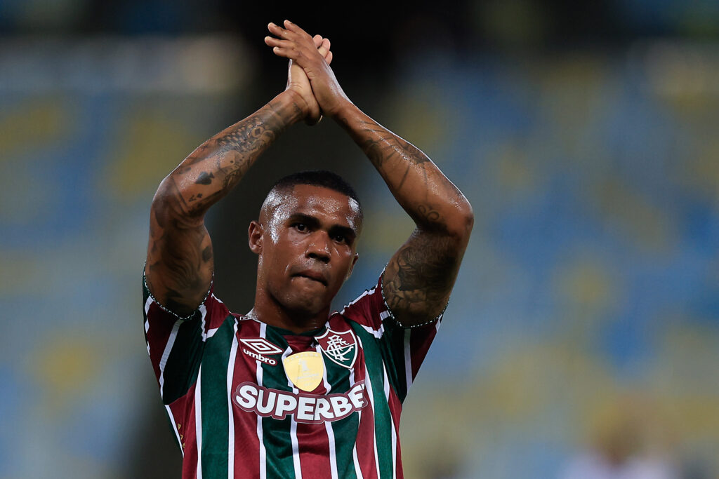 Douglas Costa saluta la Fluminense