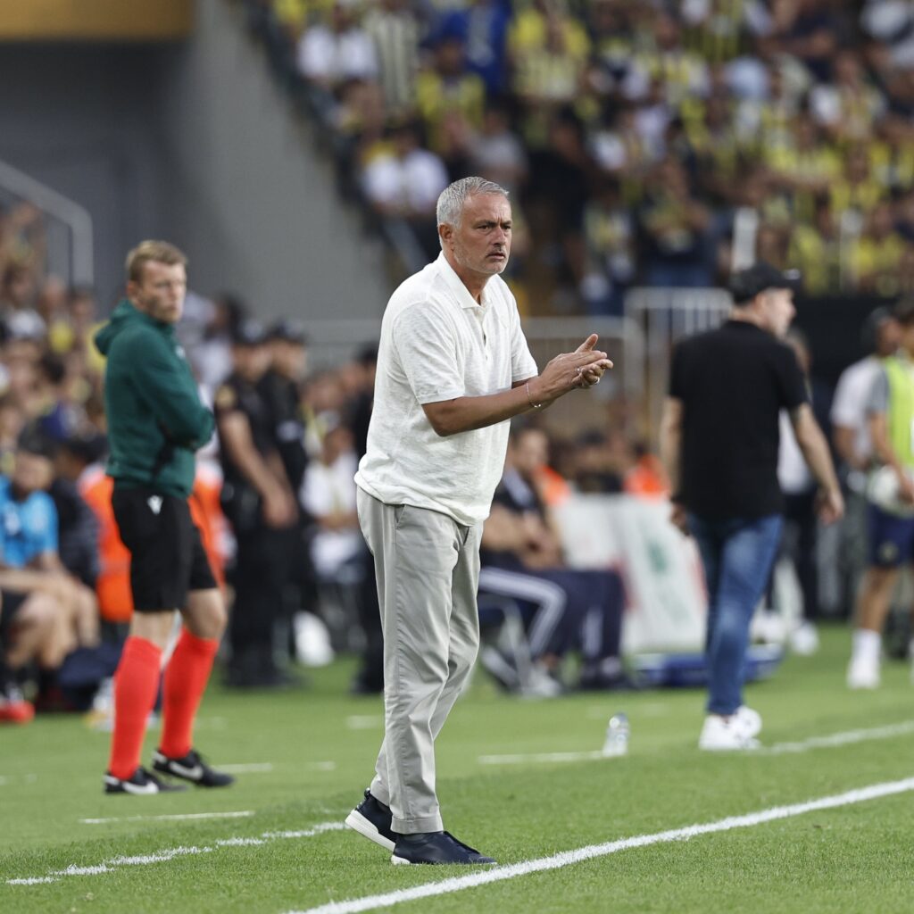 Mourinho: "Penseremo al Lille dopo aver preso il sole in piscina"