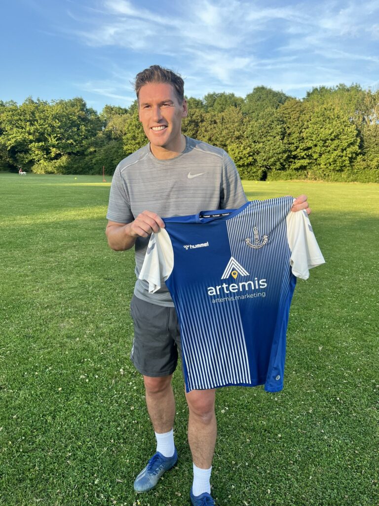 Gareth Barry firma per una squadra della Mid-Sussex Football League