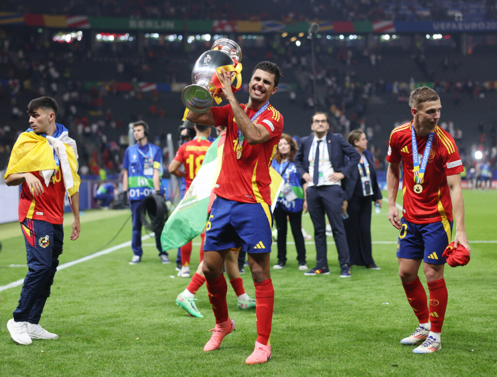 Rodri, centrocampista della Spagna, festeggia la conquista dell'Europeo. (Foto di Lars Baron/Getty Images)