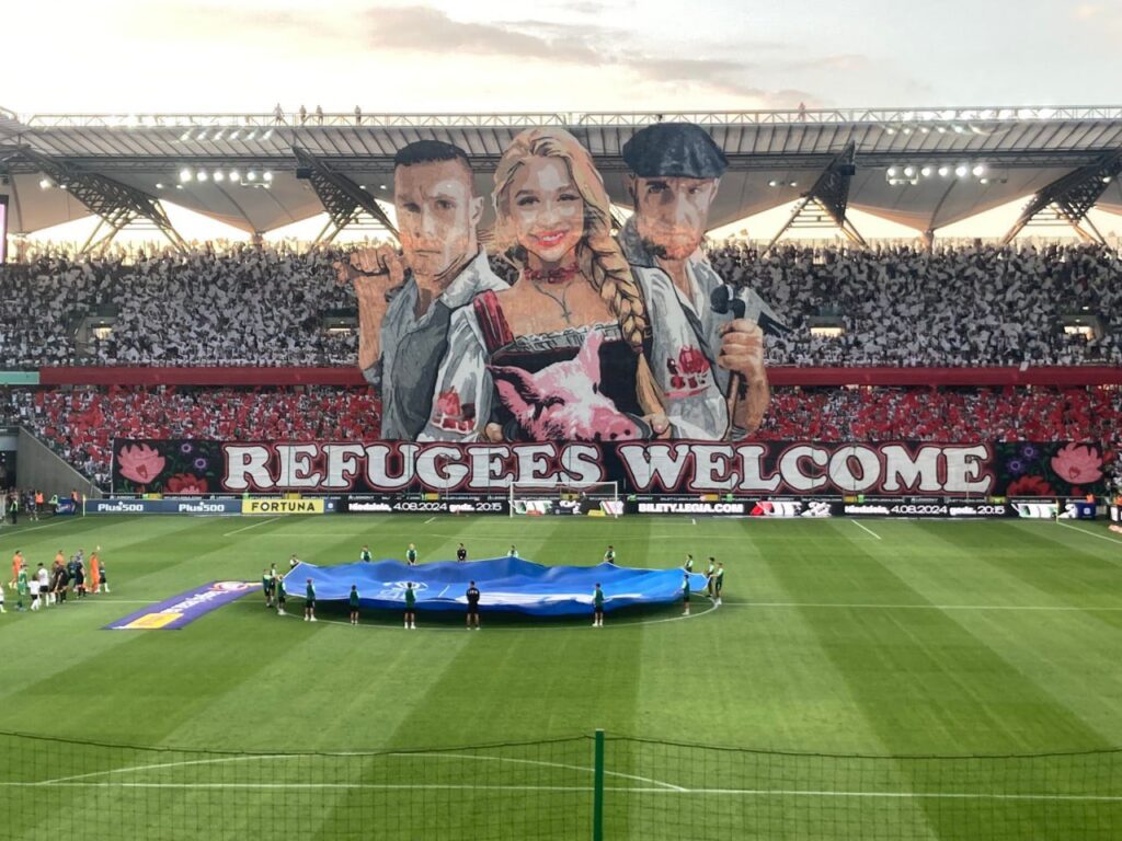La coreografia razzista degli ultras del Legia Varsavia - Foto tratta da Account X Fanatics of Football