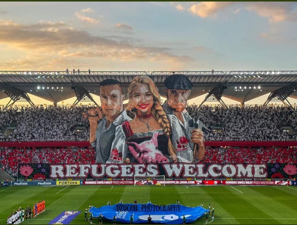 La coreografia razzista degli ultras del Legia Varsavia - Foto tratta da Account X Tommy Robinson