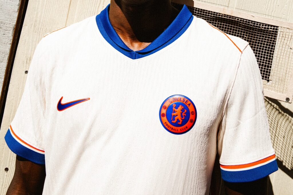 Chelsea, svelata la seconda maglia: bianca con dettagli blu e arancioni