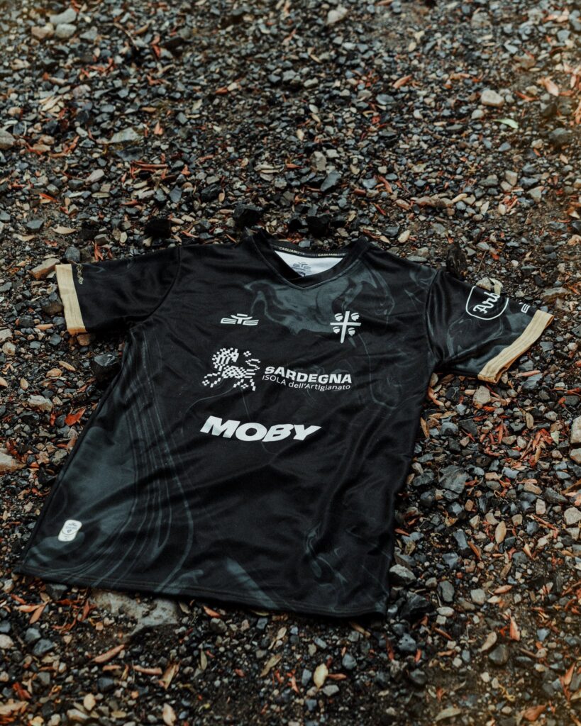 Cagliari, svelata la terza maglia: un tributo all'ossidiana